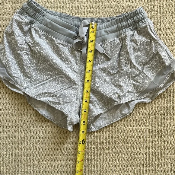 Lululemon Hotty Hot Freckle Flower white Seal Grey Size 8 EUC - Picture 6 of 6